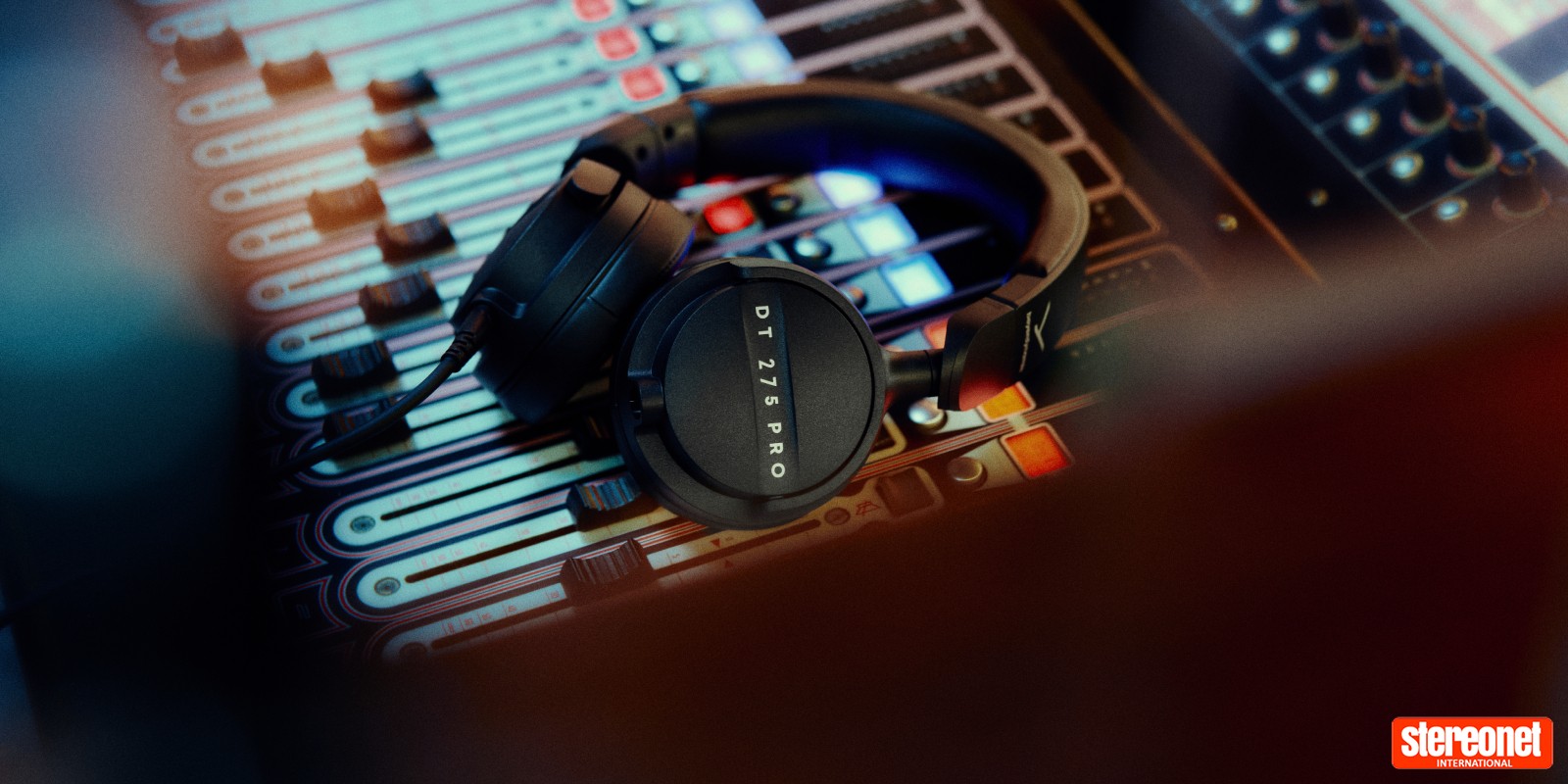 Beyerdynamic DT 275 PRO Takes Analogue Aim At Noisy Locations